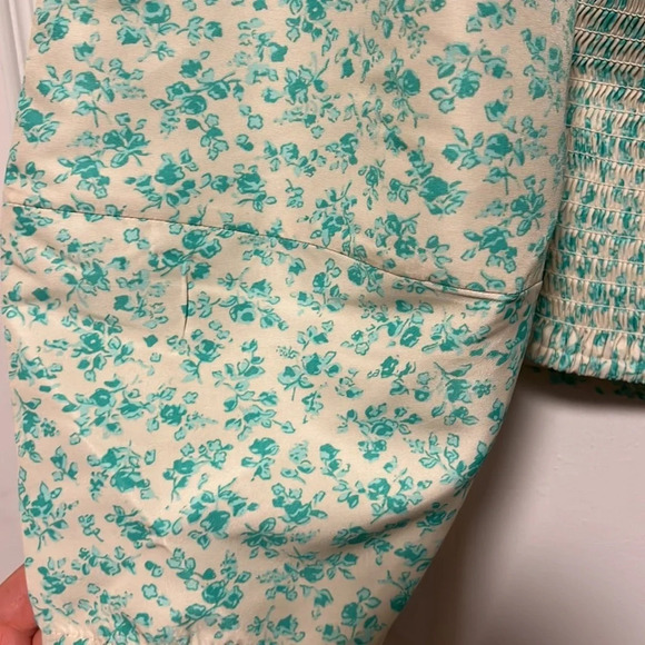 Levi’s Yvie The Statement Blouse Crop Top Floral Puff Sleeve. Size M - Picture 6 of 7